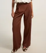 Pantalón pantalona de sastrería color marrón, con pliegues delanteros, cintura con trabillas y corte amplio.