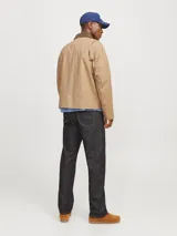 Campera color beige estilo workwear con cuello de pana marrón, cierre frontal con botones a presión, mangas largas y bolsillos frontales con solapa.