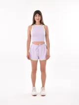 Musculosa corta gris con cuello y sisas en negro, de tejido acanalado.