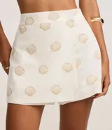 Short pollera de cintura alta, confeccionado en viscolino con estampado de caracolas.