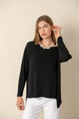 Sweater verde claro liso de manga larga con cuello bote y aberturas laterales.