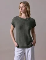 Sweater tejido color blanco, marca Cable & Gauge, con cuello a la base y apliques de botones en la espalda.