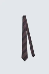 Corbata ancha de seda con diseño de rayas horizontales en marrón y azul marino.