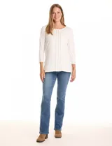 Blusa de manga tres cuartos color blanco, con cuello redondo y tres apliques verticales de puntilla con tachas en el centro del frente.