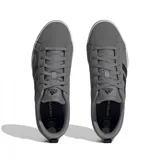 Championes Adidas VS Pace 2.0 grises con las tres tiras laterales en negro y suela blanca.