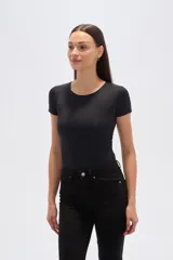 Body de manga corta color blanco, confeccionado en poliamida, de corte ajustado al cuerpo y cuello redondo a la base.