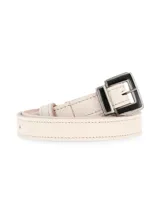 Cinturón de cuero color crema con hebilla metálica rectangular con resina negra.