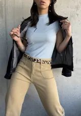 Musculosa celeste de lycra con cuello alto y corte ajustado.