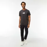 Camiseta gris con el logo de Star Wars estampado en el pecho.