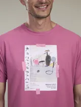 Remera fucsia de algodón con estampa rectangular en el frente que contiene una ilustración abstracta y texto en japonés.