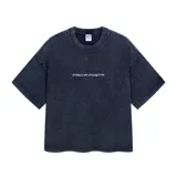 Remera de corte cuadrado color azul oscuro con efecto lavado y cuello redondo. Estampa frontal con la frase "FACHA POSTA" en letras blancas.