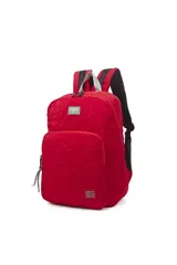 Mochila roja acolchada con diseño de hojas en relieve. Tiene un bolsillo frontal con cierre, correas acolchadas ajustables y asa superior.