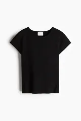 Remera corta negra de punto fino suave, entallada con cuello redondo ribeteado acanalado.