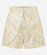 Short de cintura alta color crema con estampado abstracto dorado, cintura elástica y superposición delantera.