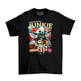 Remera negra de algodón con estampa de un Gremlin con anteojos 3D comiendo pochoclo y tomando gaseosa.