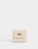 Billetera pequeña color crema con textura croco, solapa con broche dorado en forma de corazón y múltiples compartimentos para tarjetas y billetes.