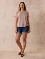 Remera celeste de corte recto, con cuello redondo y mangas cortas con dobladillo. Presenta detalle de botones en la espalda.