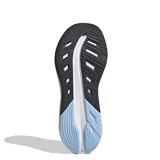 Championes de running Adidas Questar 3, color celeste claro con detalles en rosado pálido y blanco. Presentan tres franjas características de Adidas en los laterales y suela gruesa de amortiguación.