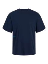 Camiseta azul marino de manga corta y cuello redondo con estampado en la espalda de elementos de camping y la frase "HIKE ESSENTIALS ESCAPE INTO NATURE AND EXPLORE THE UNKNOWN".