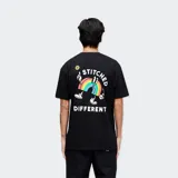 Remera negra de algodón con cuello redondo y mangas cortas. Estampado en el pecho con el logo de Stance y un arcoíris con pies.