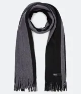 Bufanda larga de acrílico, con diseño bicolor en gris y negro, terminada en flecos.