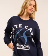 Sweater azul marino de algodón con cuello redondo y mangas largas. Estampa frontal con la frase "Monte Carlo Monaco" en letras blancas y celestes.