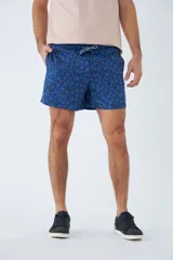 Short de baño celeste con estampado de líneas curvas en azul. Cuenta con cintura elástica con cordón ajustable, dos bolsillos laterales, un bolsillo trasero, suspensor interno y logo bordado.