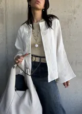 Chaqueta blanca de bambula con bordados en el cuello, mangas y frente.
