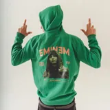 Canguro verde con capucha y estampado de Eminem en la espalda. Corte estándar.