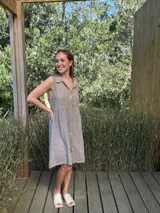 Vestido camisero color beige, sin mangas, de lino italiano con botones de nácar.