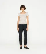 Pantalón de jogging negro, corto y entallado, con cintura elástica de satén con cordón, bolsillos laterales y puños elásticos en los tobillos.