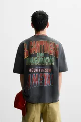 Sudadera negra de algodón con efecto lavado, corte relaxed fit, cuello redondo y manga corta. Estampado frontal y trasero con la leyenda "Agua Fresca Ametal".