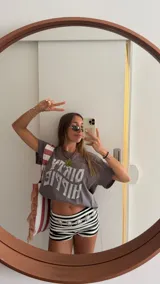 Short deportivo verde oliva de tiro alto, con cintura elástica y logo estampado en la parte trasera.