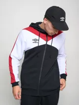Campera con capucha Umbro de felpa negra, blanca y roja con cierre frontal y logo bordado en el pecho.