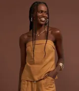 Blusa color ocre de sastrería en tejido twill de viscosa, sin breteles y con friso en el busto.