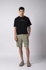 Bermuda cargo color blanco, confeccionada en mezcla de lino y rayón, con cintura elástica ajustable con cordón y bolsillo lateral tipo cargo.