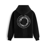 Canguro negro con capucha, puños y cintura acanalados. Estampado frontal con diseño triangular y texto en blanco.