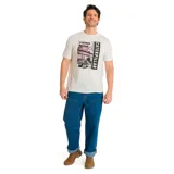 Remera de manga corta color crema con estampado de maquinaria de construcción y el logo de Caterpillar.