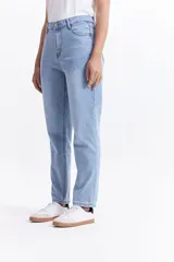 Jean mom de tiro medio, color celeste claro, confeccionado en 100% algodón.