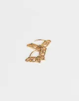 Aros argolla dorados con dije de mariposa calada y cierre a presión.