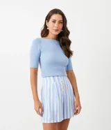 Blusa de punto acanalada color celeste con cuello barco y mangas cortas.