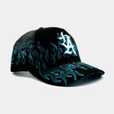 Gorro estilo trucker negro con paneles traseros de malla. Presenta un bordado frontal de una letra 'A' estilizada en blanco y contornos de llamas bordadas en azul brillante alrededor del frente y la visera.