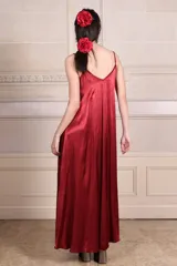 Vestido largo de raso color verde oliva, con breteles finos y escote en V.