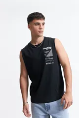 Musculosa blanca de algodón con corte oversize y estampado en la espalda con imagen de playa, texto y código de barras.