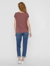 Camiseta color marrón con cuello redondo y mangas cortas con dobladillo.