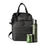 Bolso matero negro con diseño acolchado, doble asa de mano y correa bandolera regulable. Cuenta con acceso con cierre doble, dos bolsillos externos con cierre, un bolsillo interno con cierre y dos bolsillos internos abiertos. Interior forrado en tela de algodón y poliéster.