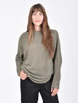 Buzo negro de tejido waffle, con cuello redondo y calce holgado.