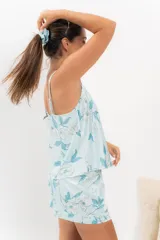 Pijama de seda estampada, compuesto por musculosa con escote en V y espalda recta, y short con elástico en la cintura. Puede incluir detalle de puntilla en el escote.