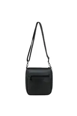 Bandolera rectangular color beige con correa larga negra regulable. Tiene cierre superior con cremallera negra y bolsillo frontal con cierre.