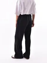 Pantalón de jogging negro con cintura elástica ajustable con cordón, bolsillos laterales y detalle de encaje en los laterales.